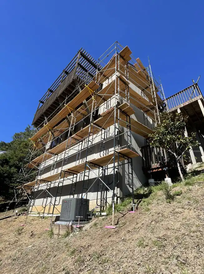 Multi-level scaffolding surrounding a hillside home installed by Los Angeles Elite Scaffolding for exterior construction and repair work.